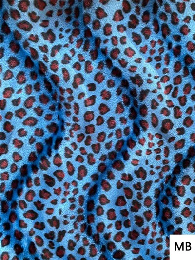 女性のヒョウ柄